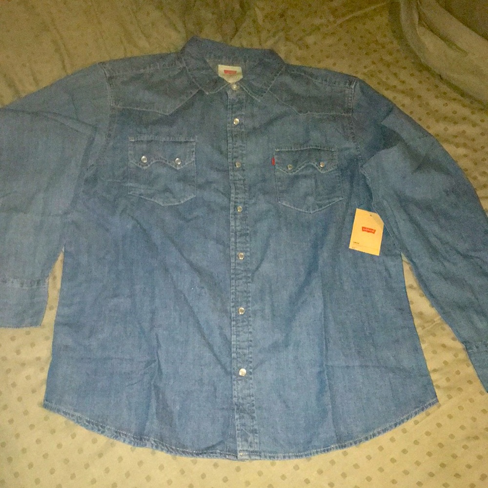 Brand new with tags,clean,men’s Levi’s collared denim snap button up.size xl